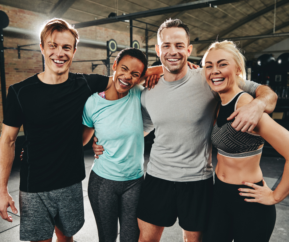 Gruppe von vier glücklichen Personen im Fitnessstudio: Effektive Mitgliedergewinnung durch Gemeinschaftsgefühl und moderne Trainingsumgebung.